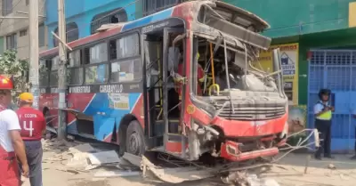 Bus de "El Rpido" choca contra casas en Villa Mara del Triunfo.