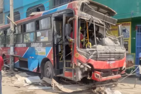 Bus de "El Rpido" choca contra casas en Villa Mara del Triunfo.