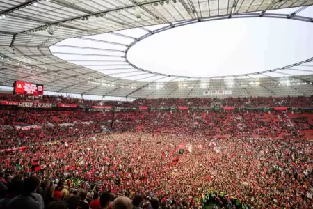 Hinchas se metieron a la cancha a celebrar ttulo del Leverkusen.