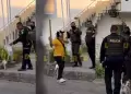 Manos hacia arriba! Hombre es arrestado por inocente broma a efectivos policiales