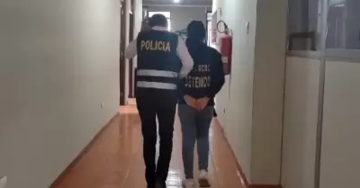 Mujer es detenida por apualar a su pareja.