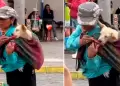 Mujer lleva a su perrito en la espalda como beb y usuarios reaccionan: "Juntos hasta el final"