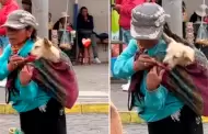 Mujer lleva a su perrito en la espalda como beb y usuarios reaccionan: "Juntos hasta el final"