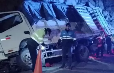 Dos muertos y 7 heridos deja terrible accidente vehicular en Cusco.