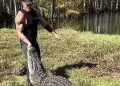 �De no creer! Hombre se enfrenta a cocodrilo en plena calle y consigue sobrevivir (VIDEO)