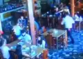 Se cans de trabajar? Camarero ataca brutalmente a dueo de restaurante donde serva