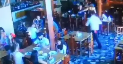 Camarero ataca a dueo de restaurante.