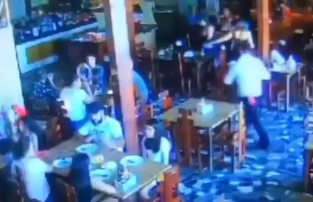 Camarero ataca a dueo de restaurante.
