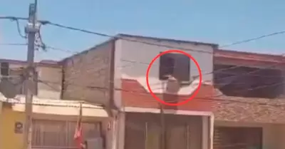 Hombre lanza al amante de su esposa por la ventana.