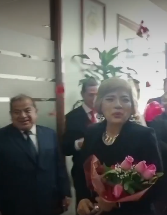 Fiscal suprema recibe ramo de rosas entre aplausos y felicitaciones de sus colegas.