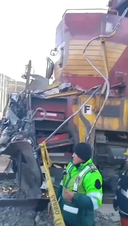 Bus de Apocalipsis impact contra el tren de carga de Ferrovias Central Andina.