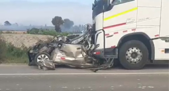 Pareja de esposo muere en choque contra tráiler