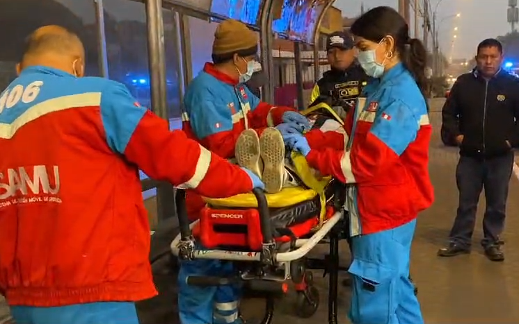 Personal de salud y bomberos llegaron al lugar para atender a los heridos de gravedad.
