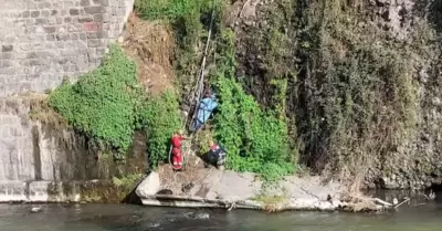 Joven en presunto estado de ebriedad muere al caer del Puente Grau.