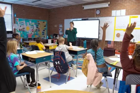 Educadores podrn cursar una maestra y trabajar a la vez.