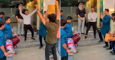 Joven celebra la renuncia de su trabajo 'txico'.