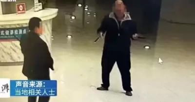 Hombre desata el terror en hospital atacando a todos.