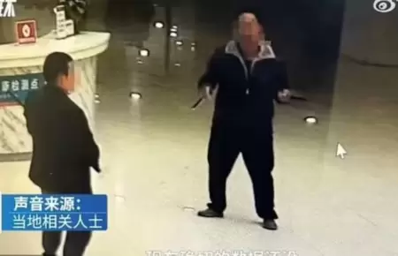 Hombre desata el terror en hospital atacando a todos.