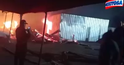 Incendio consume Carpintera del Gobierno Regional de Arequipa