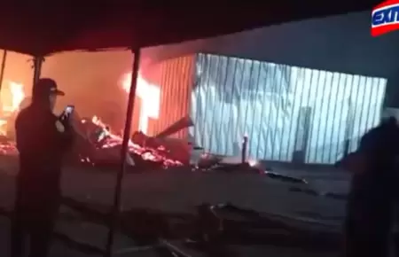 Incendio consume Carpintera del Gobierno Regional de Arequipa