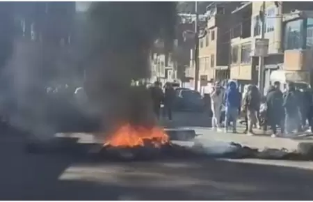 Estudiantes de la Universidad de Huancavelica bloquean carreteras