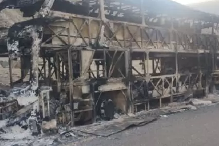 Pasajeros se salvan de morir de bus interprovincial incendiado.