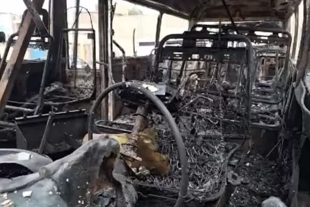 Buses terminan incendiados en cochera de Villa El Salvador.