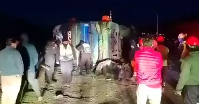 Choque de bus Apocalipsis con tren en La Oroya deja al menos 4 fallecidos.