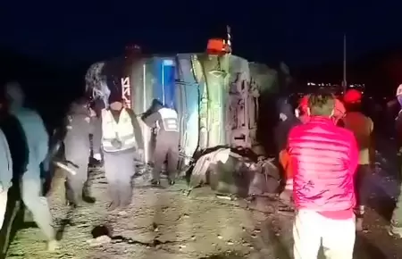 Choque de bus Apocalipsis con tren en La Oroya deja al menos 4 fallecidos.