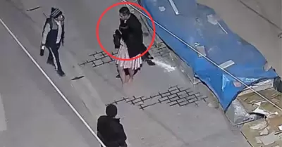 Mujer se enfrenta a dos delincuentes para defender a su pareja