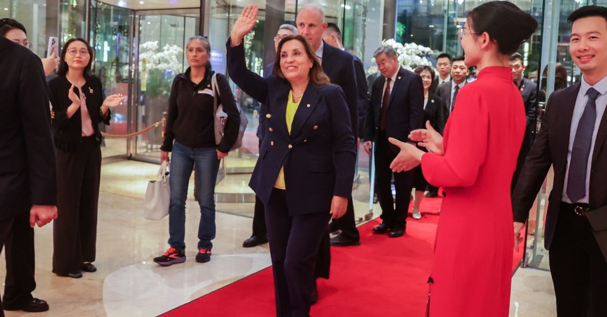 Dina Boluarte Llega A China: Presidenta Es Recibida En Shenzhen Junto A ...