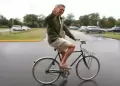 �Humildad! Oliver Sonne llega a entrenar en bicicleta, con bolso de tela y zuecos