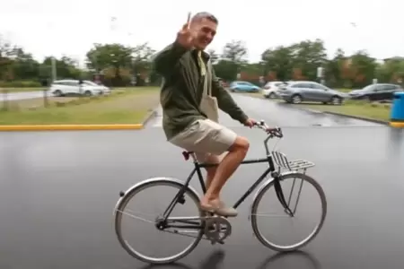Oliver Sonne llega a entrenar en bicicleta, con bolso de tela y zuecos