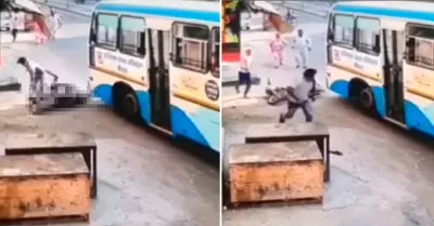 Conductor de bus embiste a dos presuntos ladrones.