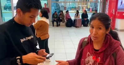 Leonardo Cahuapaza y su madre varados en el aeropuerto Jorge Chvez.