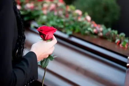 Joven devastada porque su jefe le neg ir al funeral de su to.