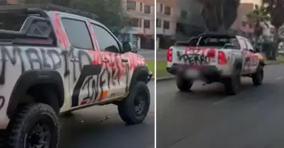 Mujer grafitea auto de su pareja por infidelidad.