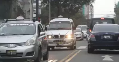 Mafias operan con taxis colectivos en avenidas de Lima.