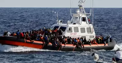 Naufragio deja al menos 66 desaparecidos en mar Mediterrneo.