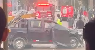 Choque de un auto y ambulancia en carril exclusivo del Metropolitano.