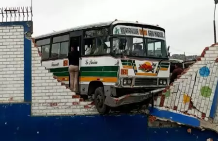 Bus destroza pared de colegio tras desafortunado despiste en Mi Per.