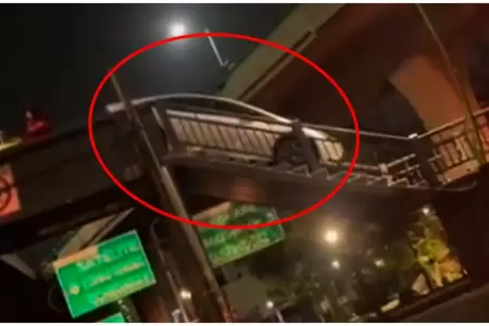 Conductor queda atrapado al intentar cruzar puente peatonal con su auto