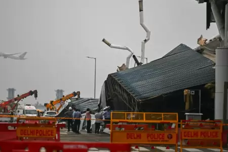 Se derrumba el techo de un aeropuerto por fuertes lluvias.