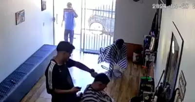 Sicario se hace pasar como cliente para asesinar a barbero.