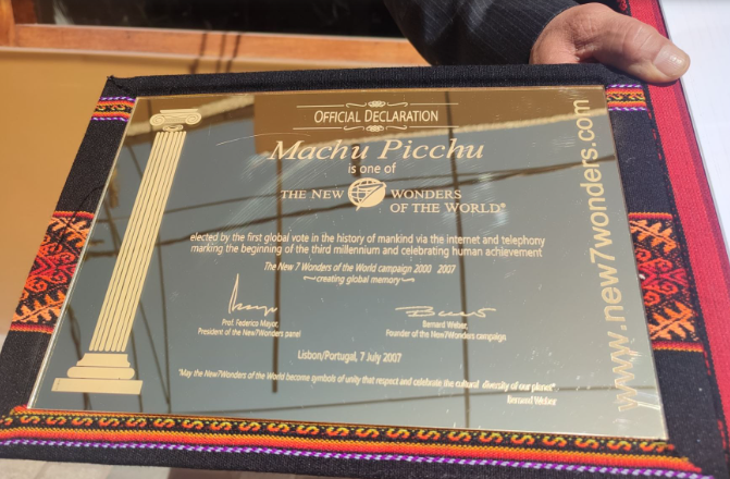 Placa que acredita a Machu Picchu como una de las 7 maravillas del mundo desde el 7 de julio del 2007.