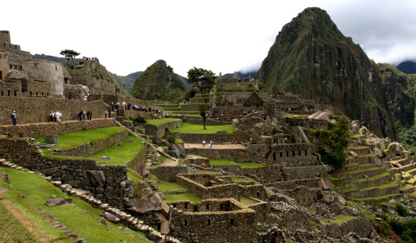 Machu Picchu, ciudad sagrada de los incas, la ms apreciada por peruanos y extranjeros.