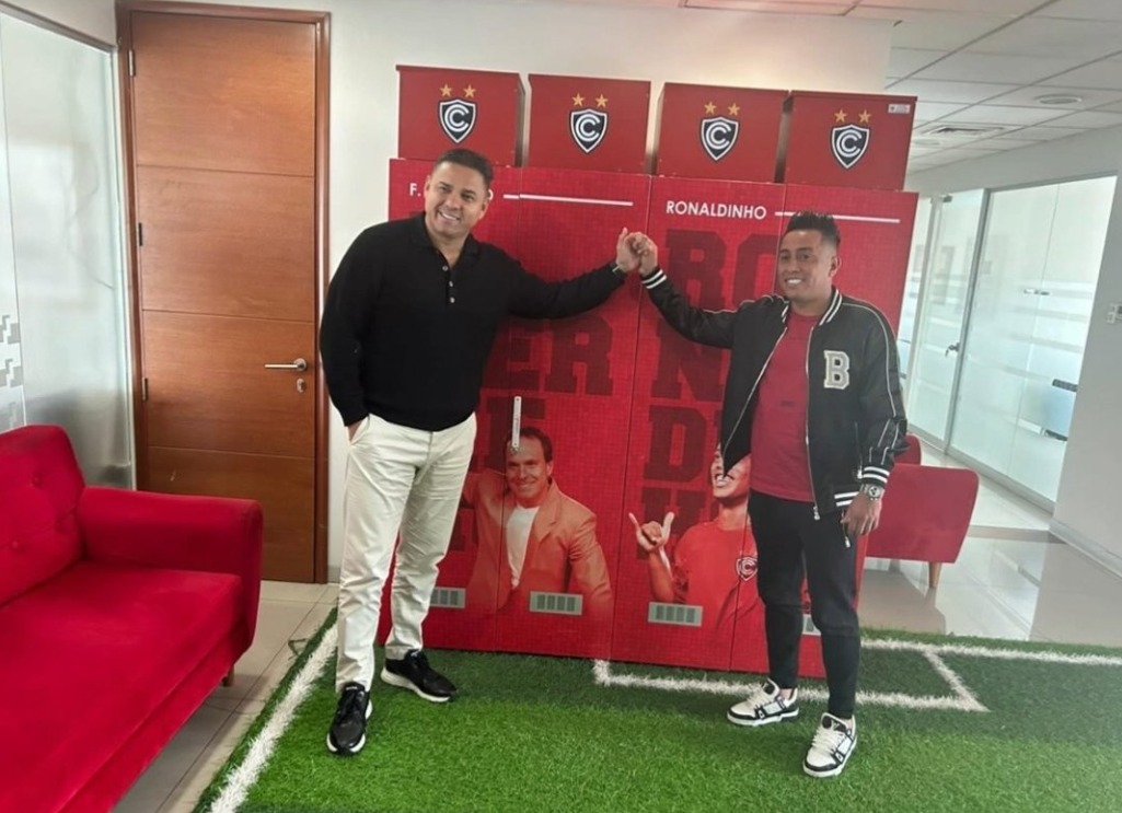 Christian Cueva junto al administrador de Cienciano.