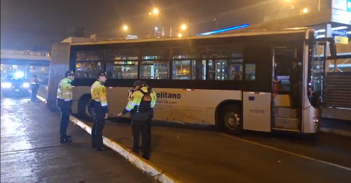 Miraflores: Bus troncal del Metropolitano choca contra auto particular en estación Ricardo Palma