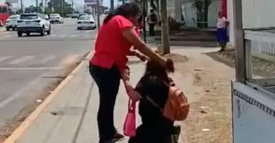 Mujeres se golpean por llevarse el cuerpo del difunto.