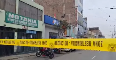 Delincuentes asaltan agencia bancaria en El Agustino.